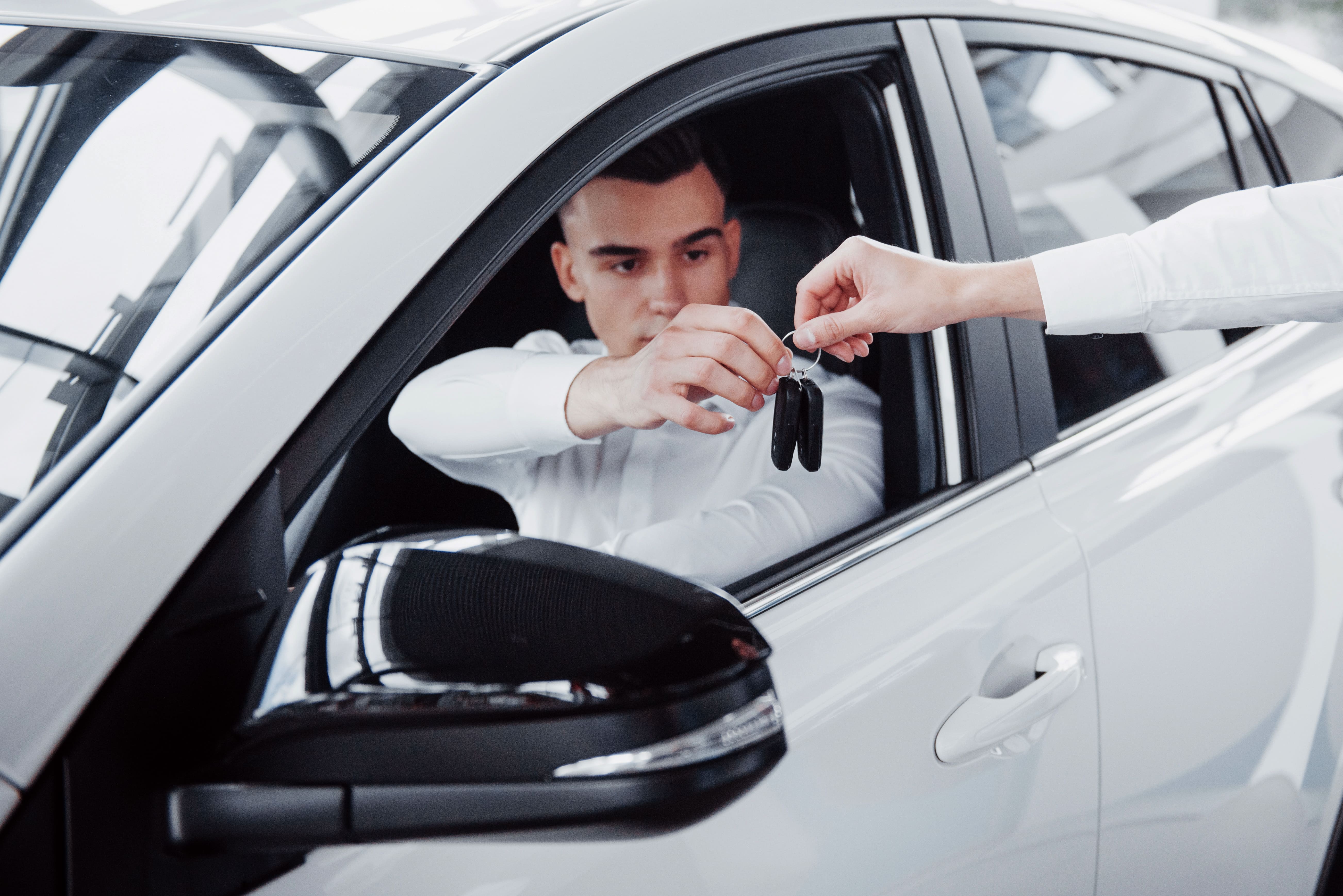 Automobiliste recevant les clés de son véhicule