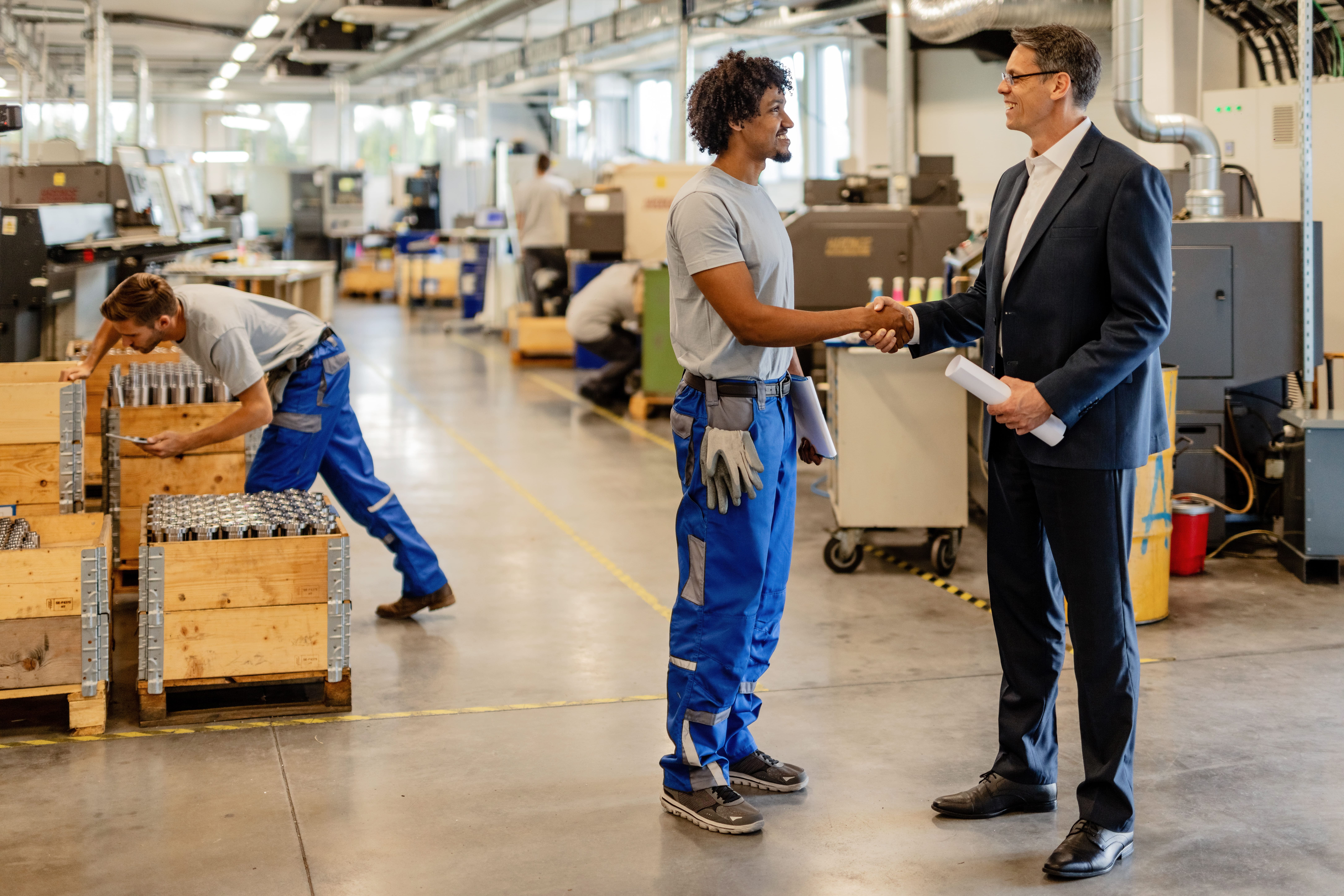 Dirigeant de PME dans son atelier de production