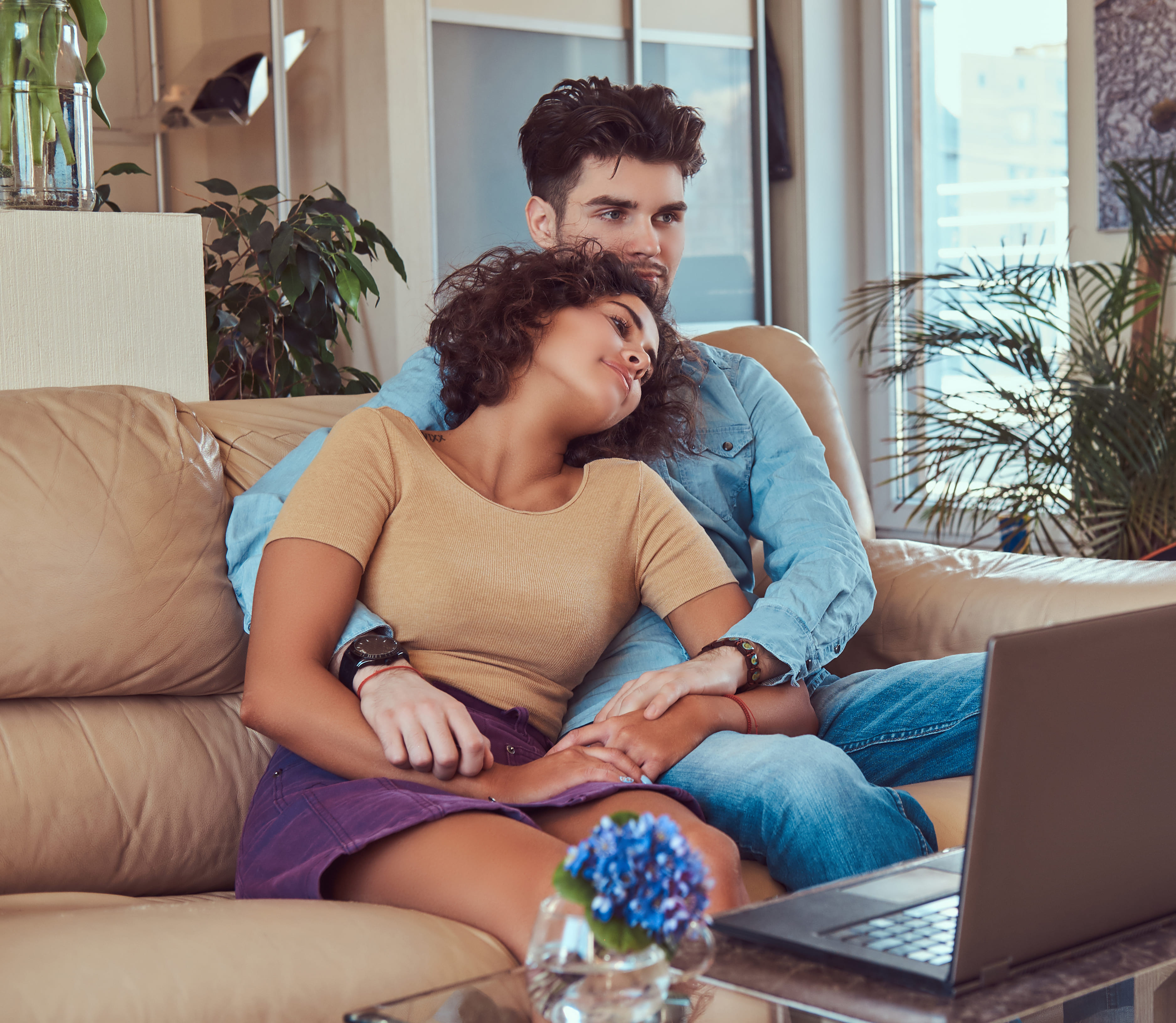 Jeune couple planifiant un projet personnel à la maison