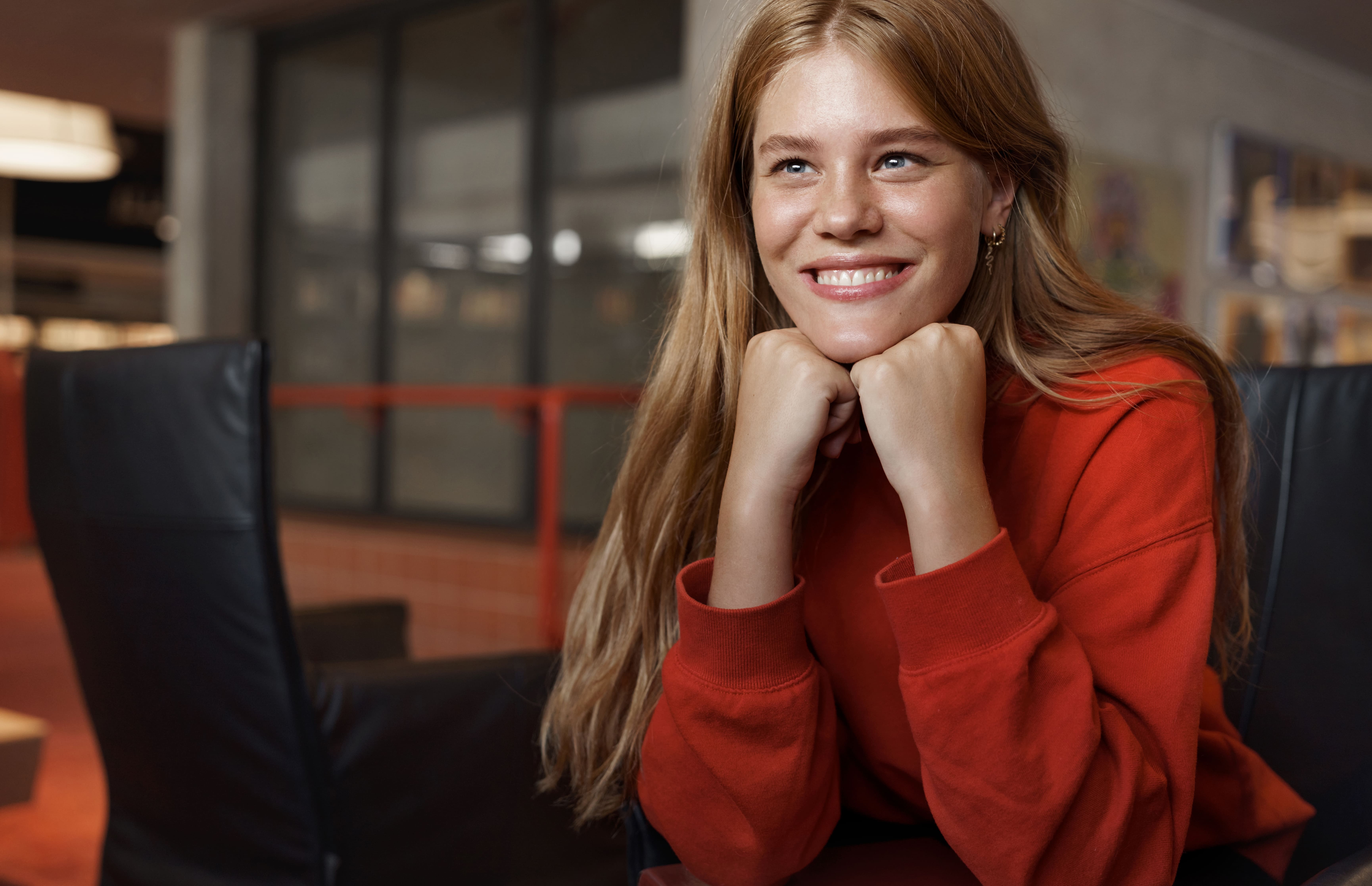 Entrepreneure française dans son bureau, consultant son plan de financement